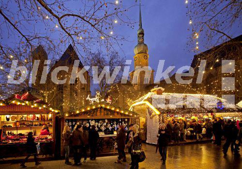 blickwinkel - Weihnachtsmarkt in der Dortmunder Innenstadt, links die