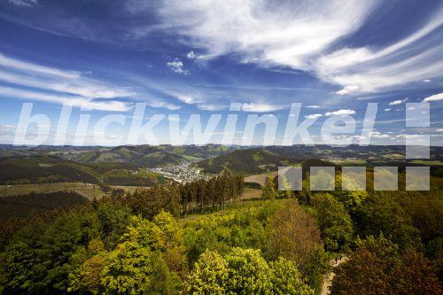 blickwinkel - Panoramablick vom Aussichtsturm Hohe Bracht auf den ...