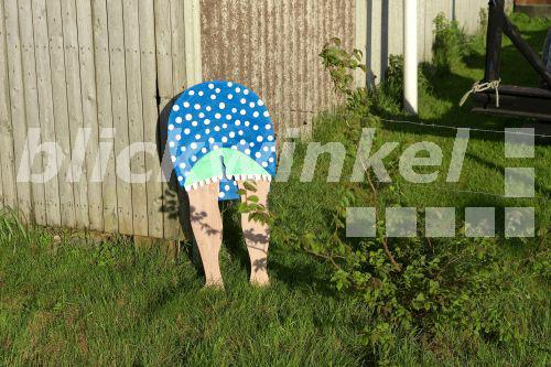 Blickwinkel Frau Bueckt Sich Holzfigur Im Garten Deutschland