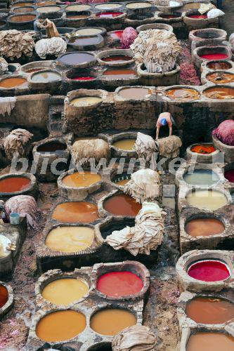 blickwinkel Faerber bei der Arbeit in einer Faerberei, Marokko, Fes