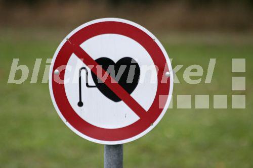 blickwinkel - Warnschild fuer Personen mit Herzschrittmacher - warning