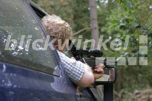 Wilderei schiesst aus dem Auto, Deutschland, Niedersachsen<BR>poacher shooting with a rifle out of a car, Germany, Lower Saxony - J. P. Burkhardt Wilderei schiesst aus dem Auto, Deutschland, Niedersachsen<BR>poacher shooting with a rifle out of a car, Germany, Lower Saxony - J. P. Burkhardt