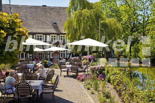 blickwinkel Menschen im Gartencafe am Fluss Lenne im Ortsteil