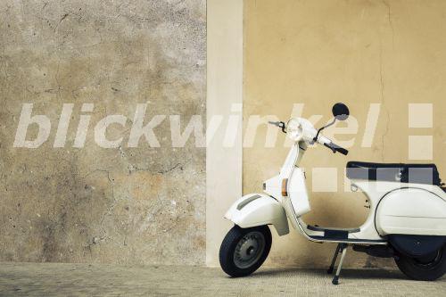 Nostalgischer, italienischer Motorroller in Beige vor beiger Wand<BR>Nostalgic italian scooter in beige color against a beige wall - McPHOTO/M. Gann