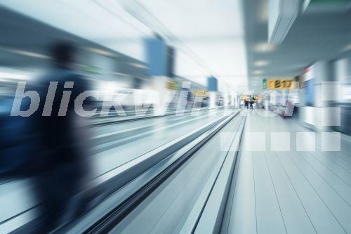 Verschwommenes Bild eines Flugsteiges - Globalisierung<BR>Blurry picture of an airport gate - globalisation - McPHOTO/M. Gann