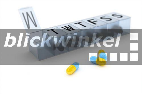 3D-Computergrafik, transparente Tablettenbox fuer 7 Tage mit einzelnen Pillen<BR>3D computer graphic, transparent box for medication with some single pills - McPHOTO/M. Gann 3D-Computergrafik, transparente Tablettenbox fuer 7 Tage mit einzelnen Pillen<BR>3D computer graphic, transparent box for medication with some single pills - McPHOTO/M. Gann