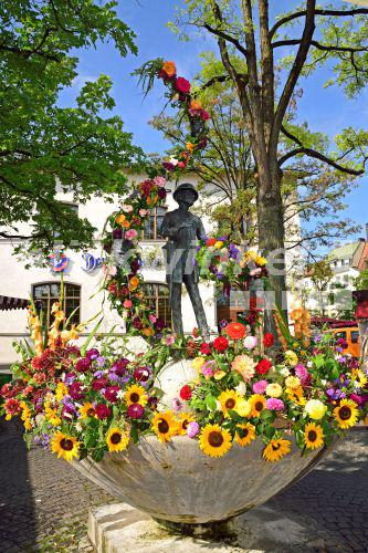 Viktualienmarkt, Statue Karl Valentin mit Blumendeko, Deutschland, Bayern, Muenchen<BR>Viktualienmarkt, Statue of Karl Valentin with flower decoration, Germany, Bavaria, Muenchen - McPHOTO/R. Waldkirch Viktualienmarkt, Statue Karl Valentin mit Blumendeko, Deutschland, Bayern, Muenchen<BR>Viktualienmarkt, Statue of Karl Valentin with flower decoration, Germany, Bavaria, Muenchen - McPHOTO/R. Waldkirch